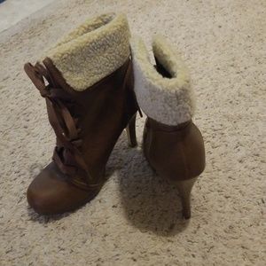 💲HOLIDAY SALE💲 Brown cuffed ankle boots size 5.5